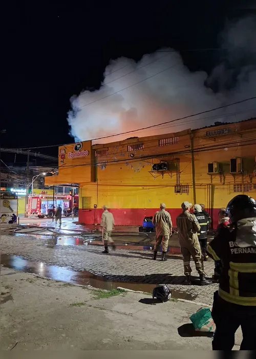 Imagem ilustrativa da imagem VÍDEO: Incêndio de grandes proporções atinge supermercado em Jaboatão