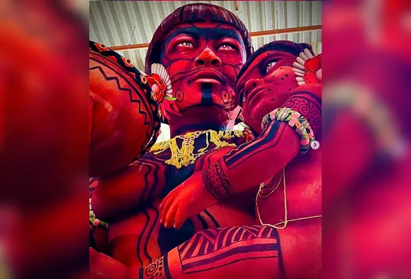 Escultura revelada para o desfile do Salgueiro: homenagem e alerta para o risco da ação contra o povo indígena