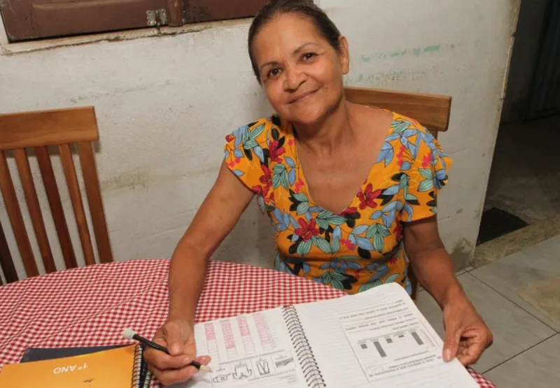 Terezinha Reis de Souza, de 58 anos, está matriculada em uma escola da Serra e deseja se tornar professora