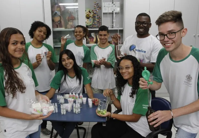 O professor Merisnet Ferde com os alunos da escola estadual Coronel Olímpio Cunha: empreendedorismo