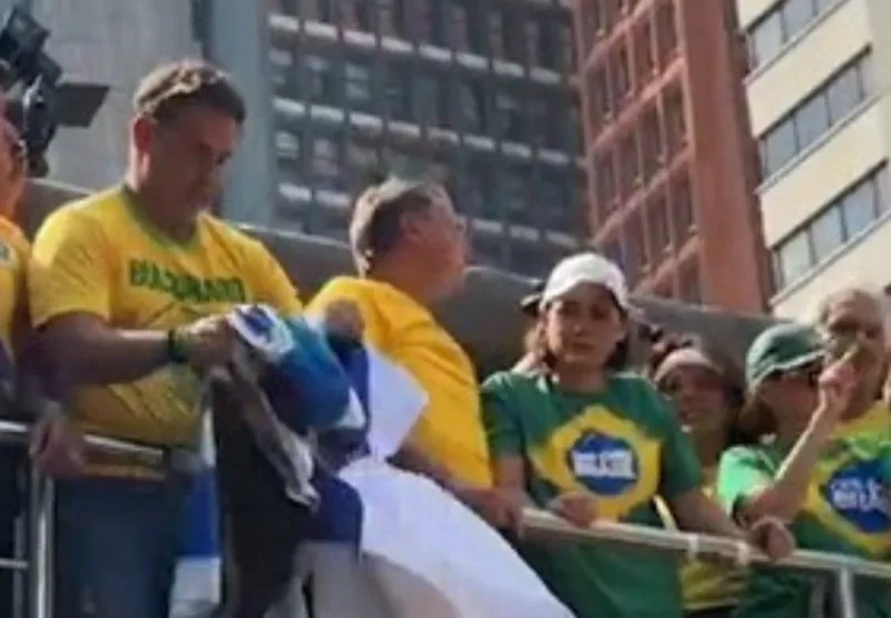 Jair Bolsonaro e Michelle Bolsonaro em ato na Paulista