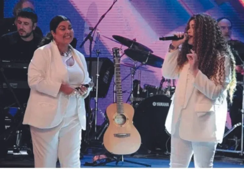 Fabiana Karla canta com sua filha, Laura Simões