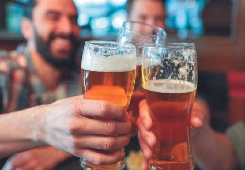 Amigos bebendo cerveja: podem ser consideradas “sem álcool” aquelas com teor alcoólico de até 0,5%
