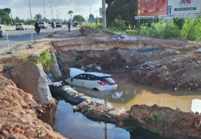 Veículo caiu numa cratera no quilômetro 5 da rodovia, nas imediações do Hospital Pelópidas Silveira