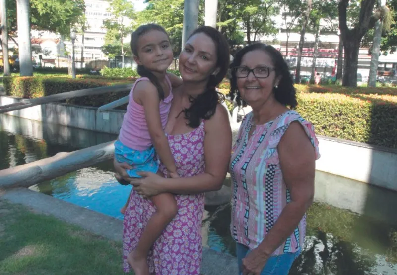 Juliana Rodrigues com sua filha Elisa no colo, ao lado de sua mãe, Penha Luiz Rodrigues: passeio que é tradição