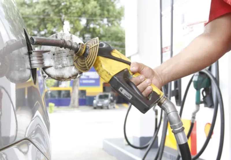 Preço do litro de gasolina deve aumentar R$ 0,15 por litro