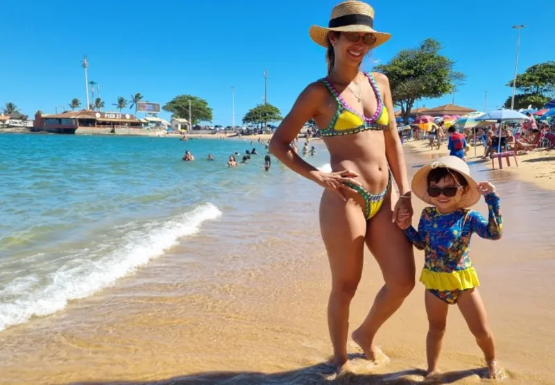 A advogada Danielle Neves e a filha Lais ficaram encantadas com a cor do mar na Praia das Castanheiras