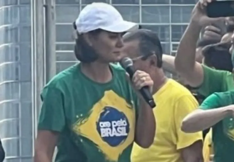 Michelle Bolsonaro se emocionou durante discurso