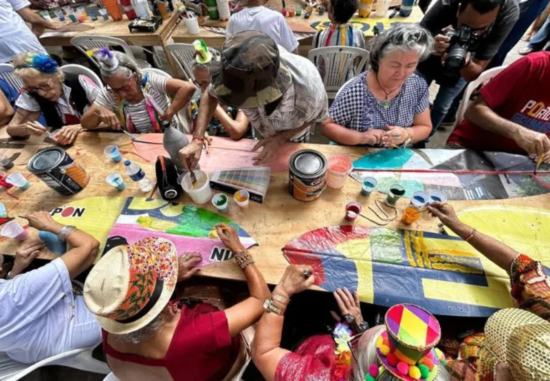 As penas são cuidadosamente preparadas em oficina por mãos de grupos de idosos, mãos que conhecem o tempo e a a importância do carnaval na vida dos pernambucanos