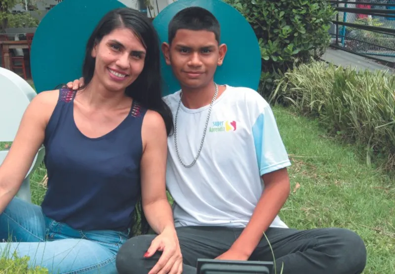 Jenniffer Alejandra Rojas Rosas e seu filho, Cleiber Daniel, conseguiram emprego através de programa