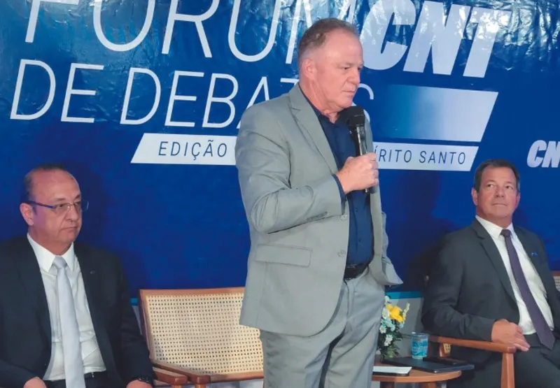 Casagrande, entre o presidente da CNT, Vander Costa, e Renan Chieppe, do Sest/Senat, durante debate