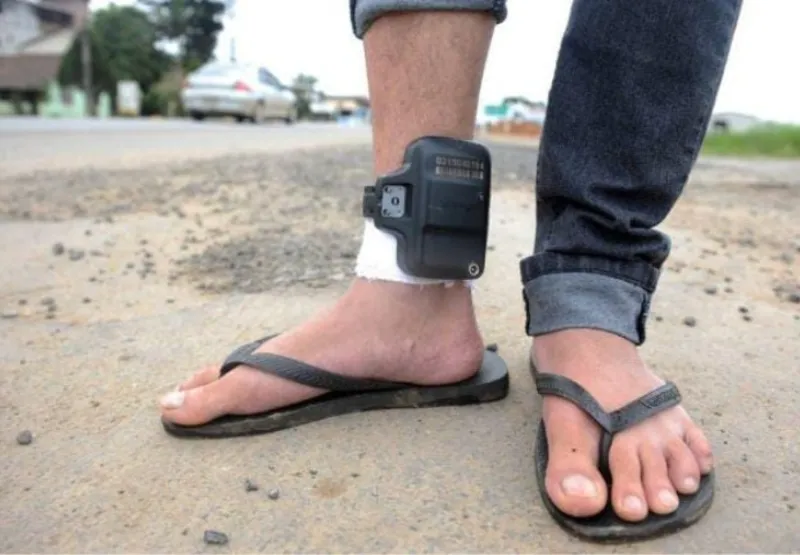 Um dos presos usava uma tornozeleira eletrônica, aparentemente, danificada