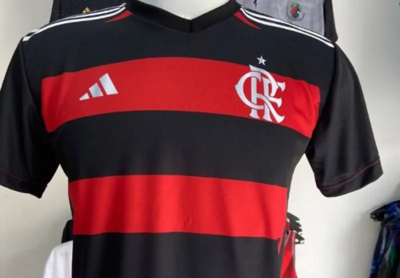 Nova camisa do Flamengo: Adidas informou a possibilidade de ter produzido cerca de 12 mil camisas com um lote da matéria-prima fora dos padrões de qualidade, o que pode estar causando os problemas relatados por diversos torcedores que adquiriram o uniforme