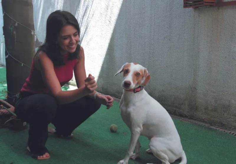 Leticia Von Rondow e a cadela Nala, que foi encontrada por um bebê de nove meses no último domingo