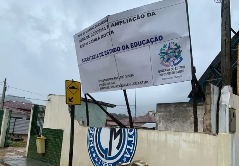 Parte do muro da Escola Estadual Camila Motta cedeu por causa das chuvas