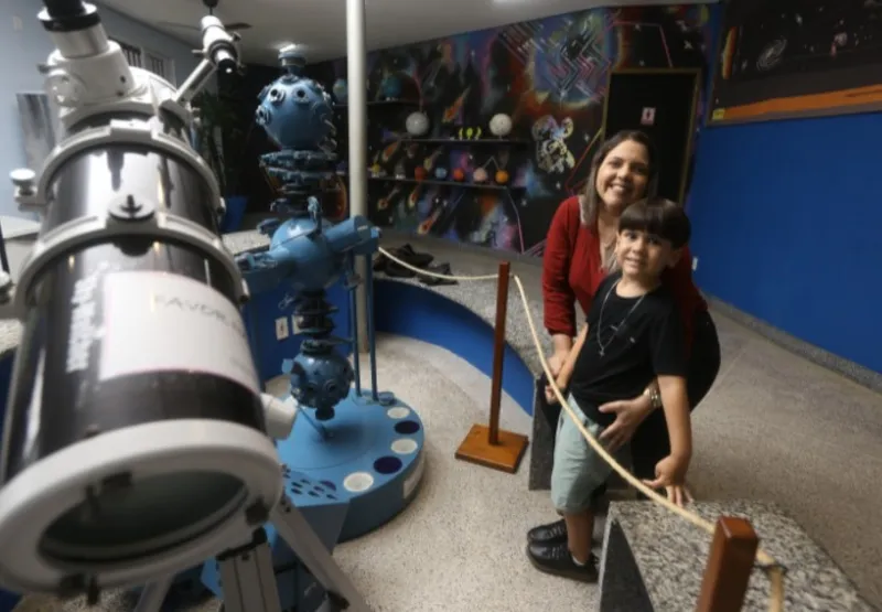 Laís Rocha e o filho Gabriel aprovaram o Planetário de Vitória