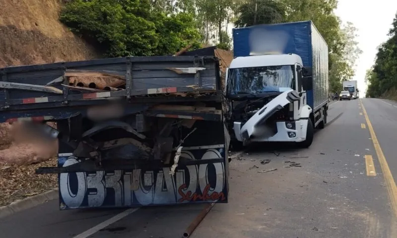 Imagem ilustrativa da imagem Acidente com dois caminhões e uma carreta interdita BR-101 no ES