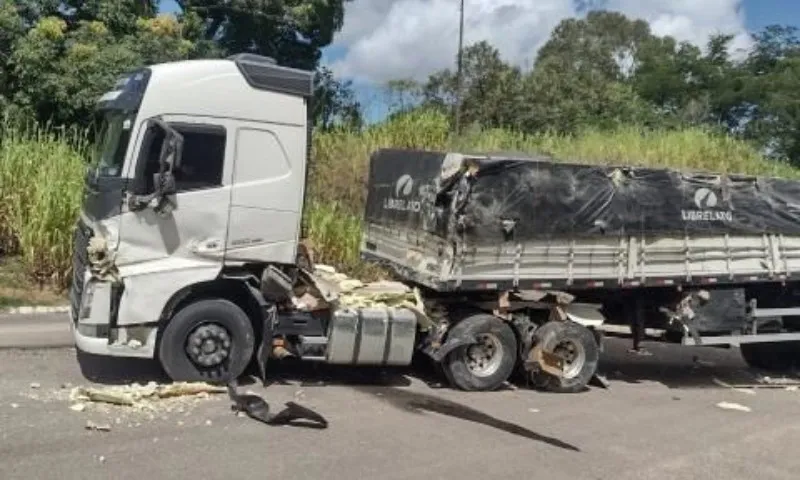 Imagem ilustrativa da imagem Acidente na BR-101 envolvendo dois caminhões deixa feridos