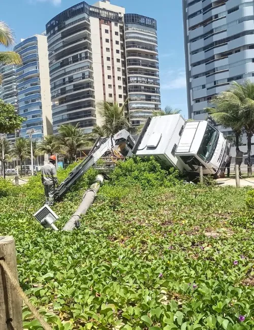 Imagem ilustrativa da imagem Caminhão tomba no calçadão de praia em Vila Velha