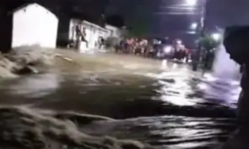 Imagem ilustrativa da imagem Carro submerso em Santa Cruz do Capibaribe: duas mulheres e um bebê morrem