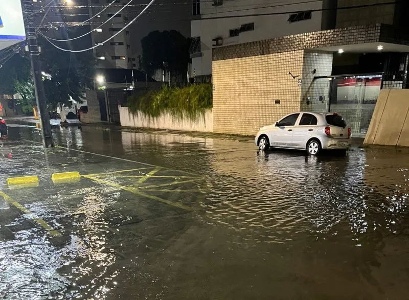 Imagem ilustrativa da imagem Chuvas causam alagamentos e transtornos em diversos pontos do Grande Recife