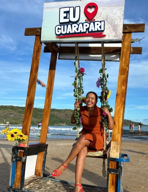 Imagem ilustrativa da imagem Criatividade para faturar renda extra com fotos de turistas em praia de Guarapari