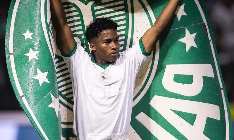 Imagem ilustrativa da imagem Endrick figura em lista de jovens jogadores mais experientes do mundo