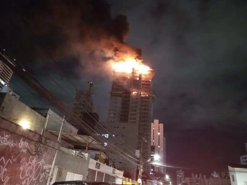 Imagem ilustrativa da imagem Incêndio de grandes proporções toma conta de prédio em construção na Torre