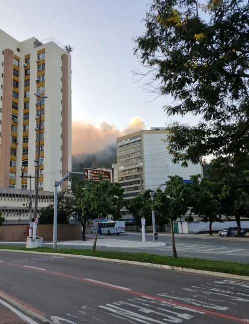 Imagem ilustrativa da imagem Incêndio provoca nuvem de fumaça no centro de Vitória