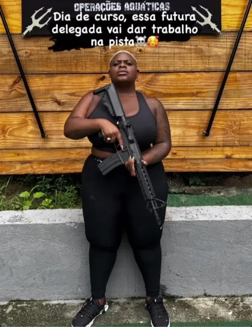 Imagem ilustrativa da imagem Jojo Todynho posa com fuzil e avisa: "Essa futura delegada vai dar trabalho"