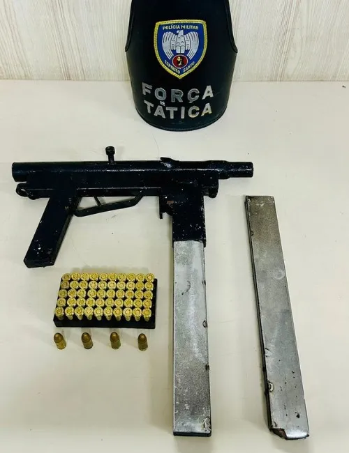 Imagem ilustrativa da imagem Polícia flagra homem escondendo arma em caixa d'água após denúncia