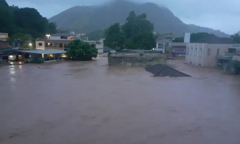 Imagem ilustrativa da imagem Temporal provoca alagamentos e estragos em cidades do Sul do ES