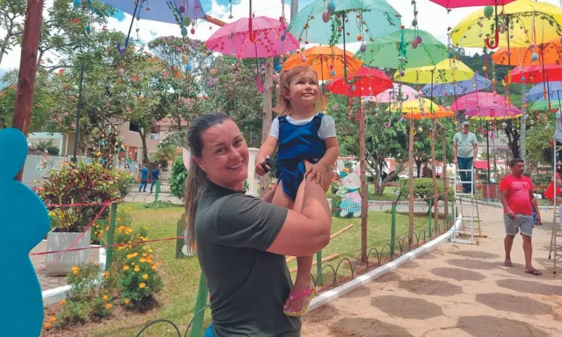 Imagem ilustrativa da imagem Vila da Páscoa: praça principal e ruas de Domingos Martins já estão decoradas