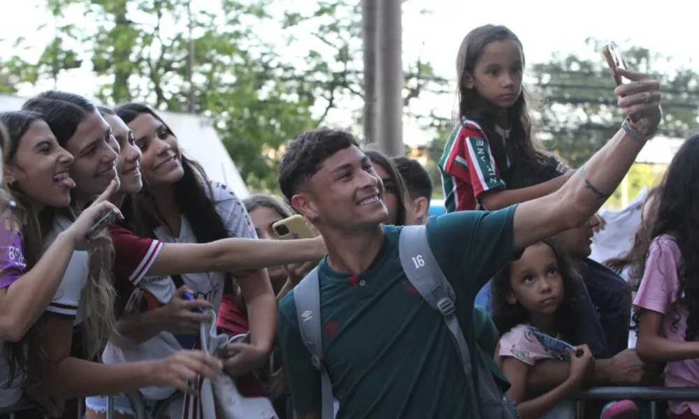 Confira a festa da torcida do Fluminense na chegada da equipe ao ES