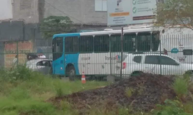 Imagem ilustrativa da imagem Acidente entre carro e Transcol deixa um morto e quatro feridos em Vila Velha