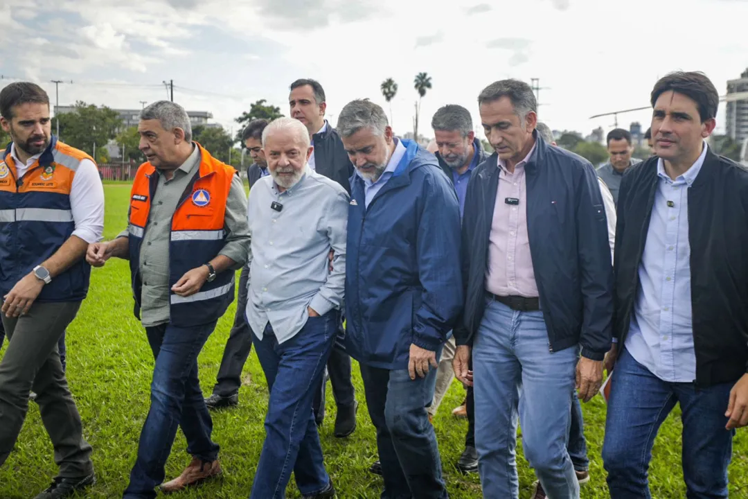 Imagem ilustrativa da imagem Ao lado de Lula, Silvio Costa Filho visita Rio Grande do Sul e anuncia medidas