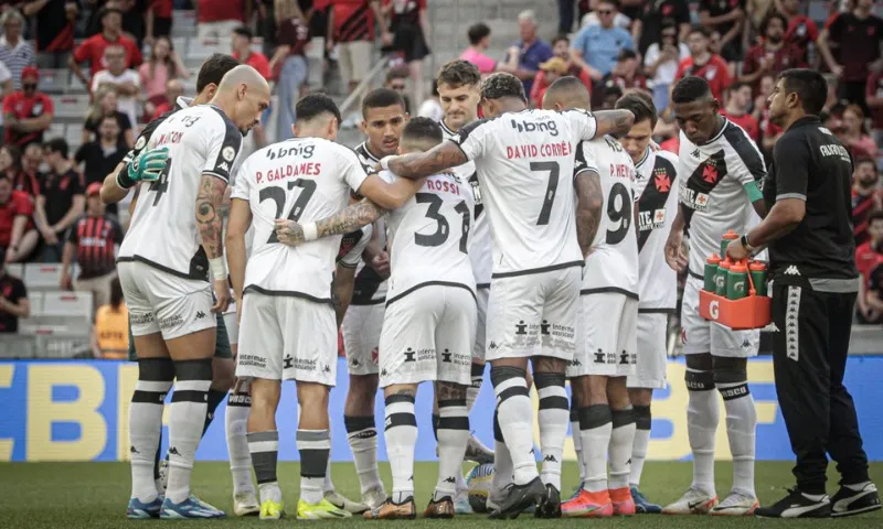 Imagem ilustrativa da imagem Athletico-PR vence a 8ª seguida em casa e afunda o Vasco