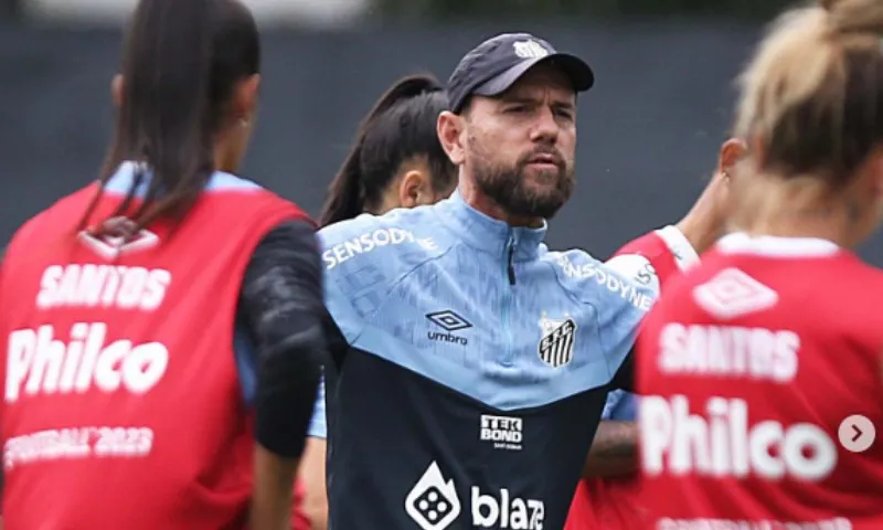Imagem ilustrativa da imagem Atletas protestam contra técnico do time feminino do Santos em rodada do Brasileiro