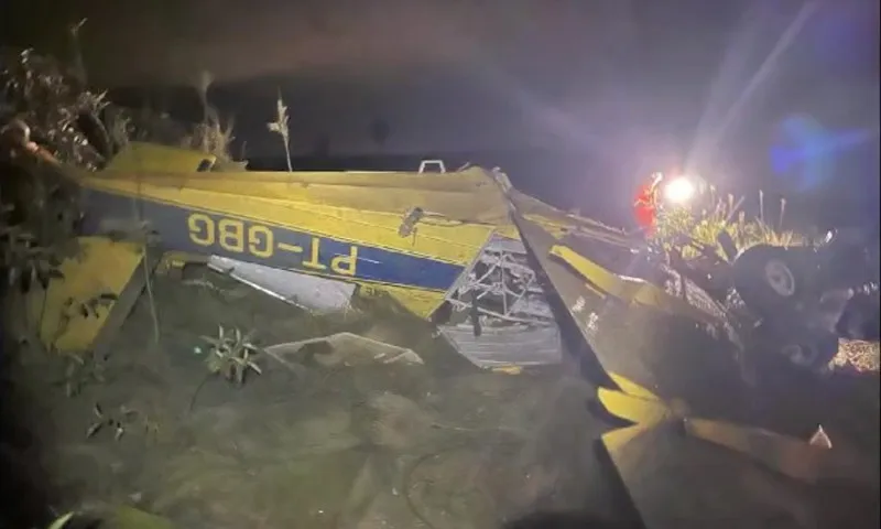 Imagem ilustrativa da imagem Avião cai, fica de ponta-cabeça e deixa piloto ferido em MG