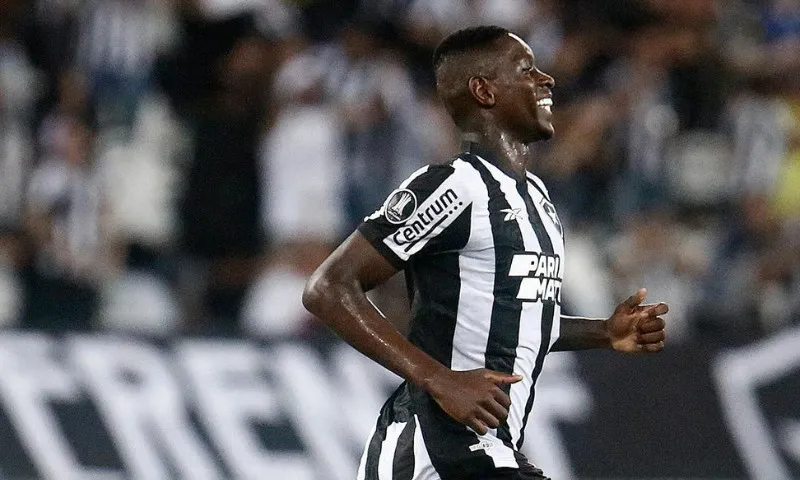 Imagem ilustrativa da imagem Botafogo bate Universitario e volta à briga na Libertadores