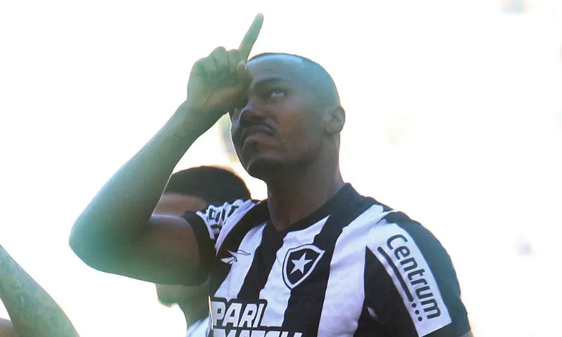 Imagem ilustrativa da imagem Botafogo vence Fluminense por 4 a 2 em jogo 'eletrizante' no Maracanã pelo Carioca
