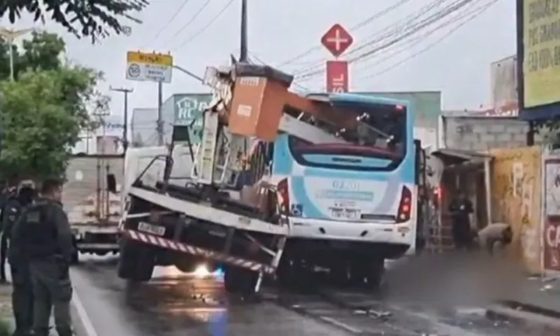 Imagem ilustrativa da imagem Caminhão atinge ônibus, e duas pessoas morrem em Fortaleza