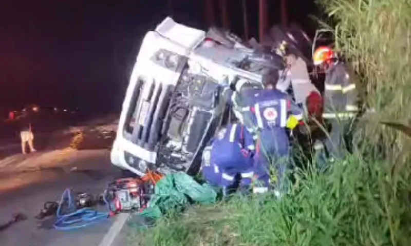 Imagem ilustrativa da imagem Caminhão de granito tomba e motorista fica preso às ferragens no ES