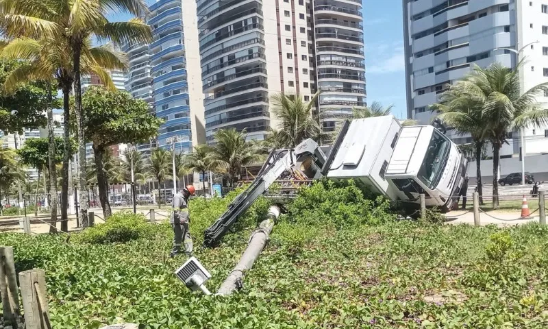 Imagem ilustrativa da imagem Caminhão tomba no calçadão de praia em Vila Velha