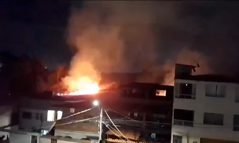 Imagem ilustrativa da imagem Canos de obra são incendiados em Cariacica