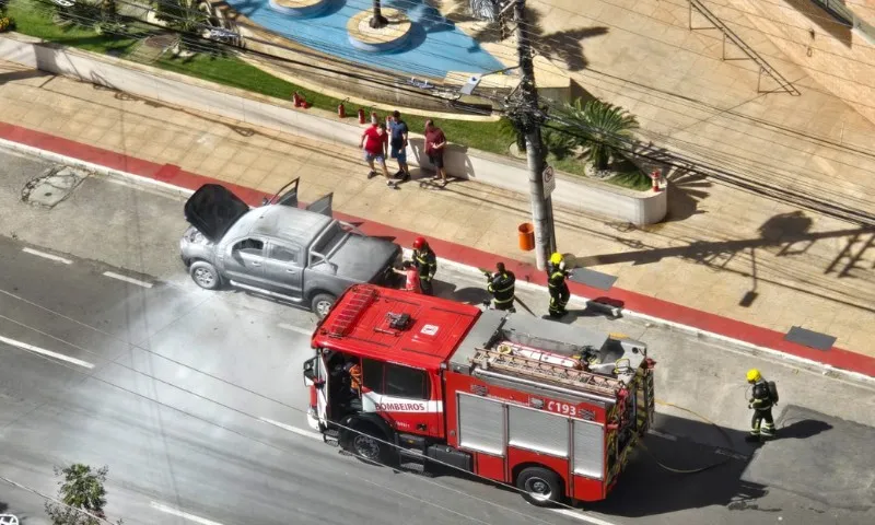 Imagem ilustrativa da imagem Carro pega fogo e assusta moradores na Enseada do Suá