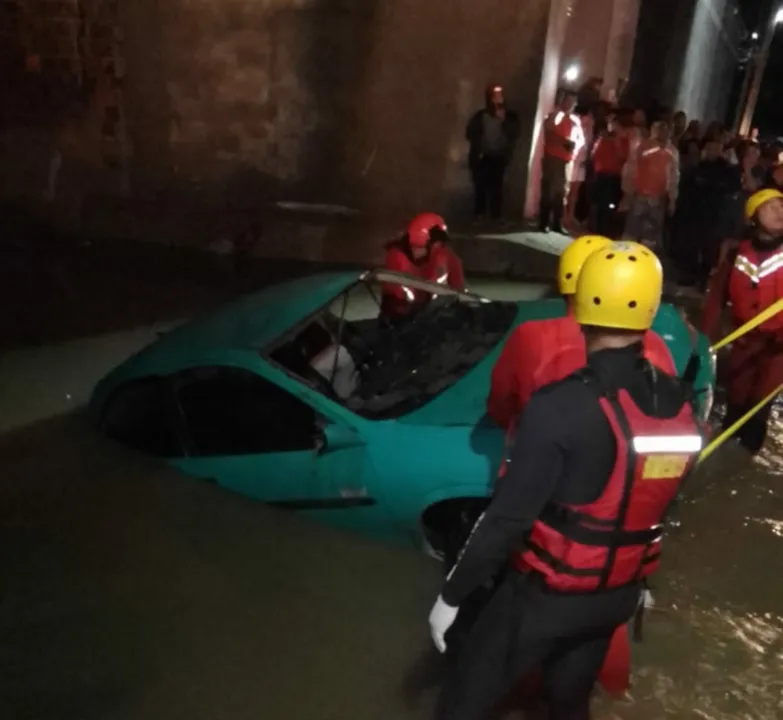 Imagem ilustrativa da imagem Carro submerso em Santa Cruz do Capibaribe: duas mulheres e um bebê morrem