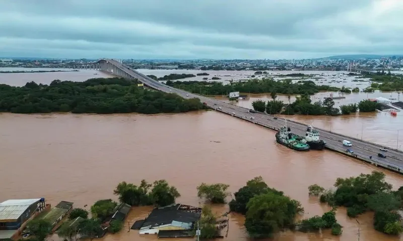 Imagem ilustrativa da imagem Cheia recorde do Guaíba inunda aeroporto e causa falta de água potável