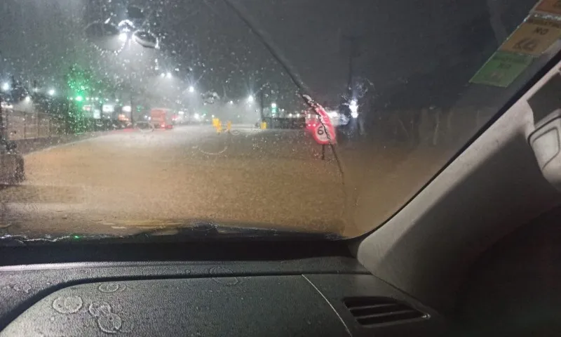 Imagem ilustrativa da imagem Chuva forte provoca alagamentos e interdita BR-101 em Viana