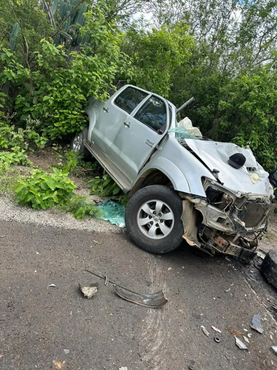 Imagem ilustrativa da imagem Colisão entre caminhão e picape na BR 116 deixa PM morto e outro ferido